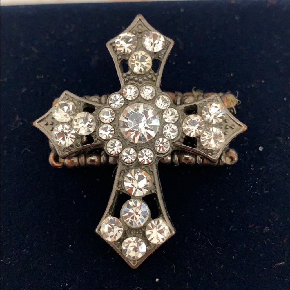 Pretty cross ring
